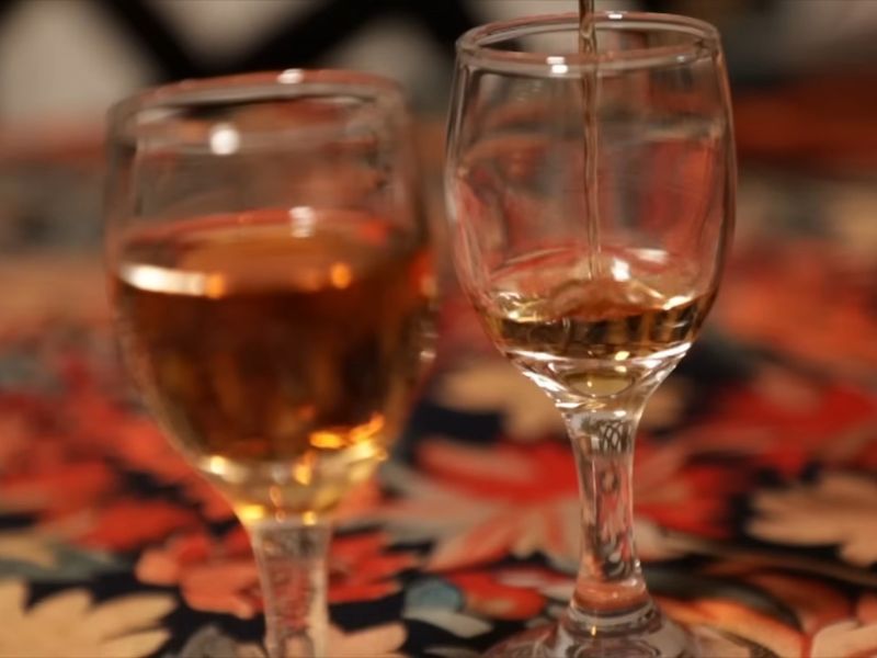 osoba sipa rakiju u čašiće